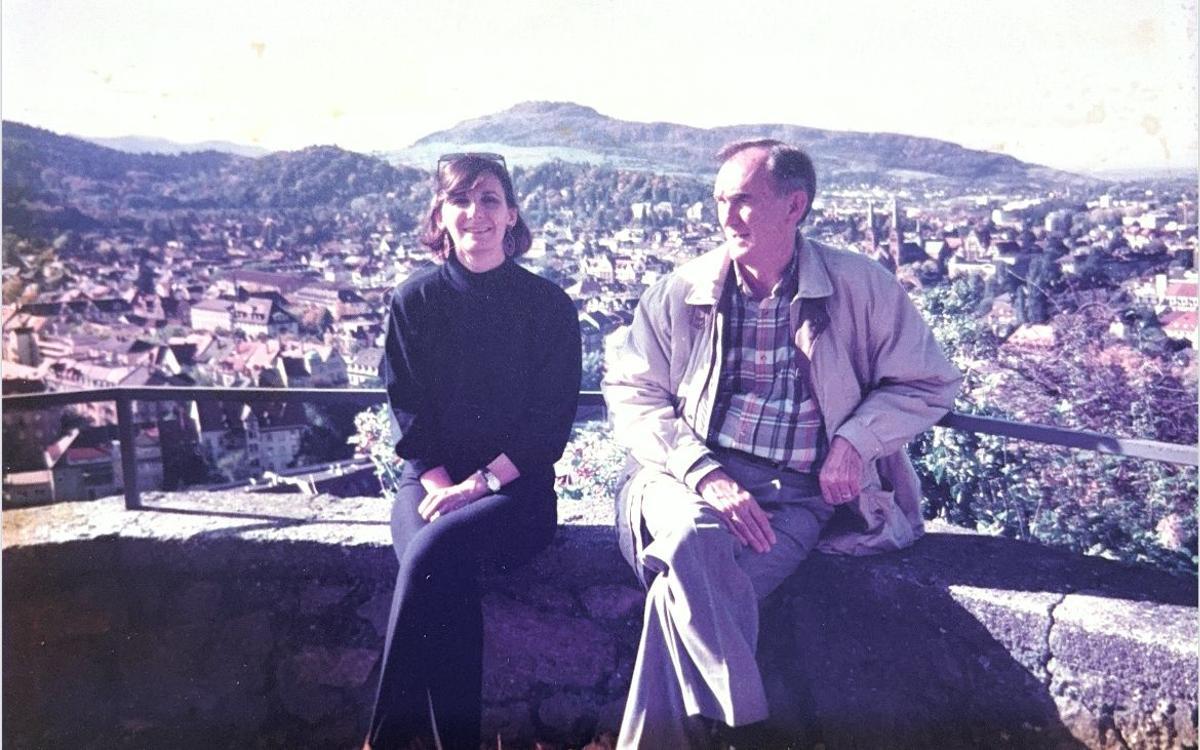 Ana Tomás y Valiente, con su padre, en 1993 en Friburgo (Alemania).