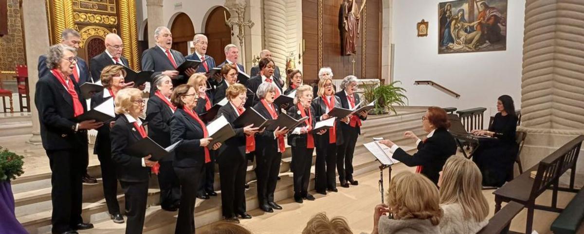 Corales y Papá Noel en un Gijón que vive la Navidad | ÁNGEL GONZÁLEZ / LNE