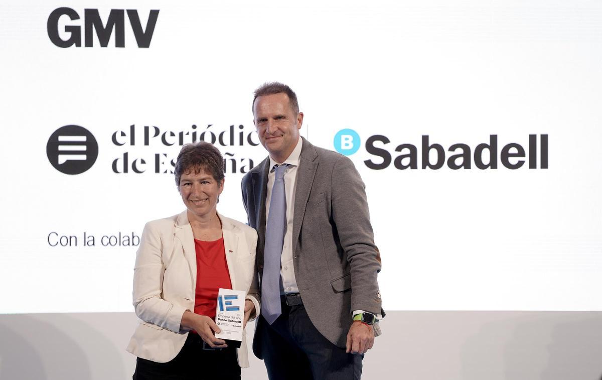 Charles de Bonnecorse, director general de Ubico Corporate Mobility, entrega el Premio ‘Empresa Innovadora’ a Mónica Martínez Walter, presidenta de GMV.