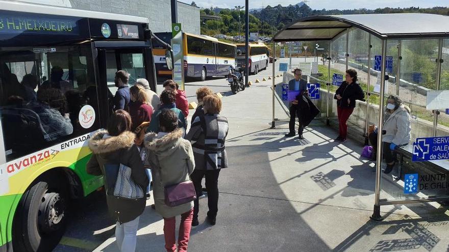 Viajeros subiendo la semana pasada a uno de los buses de Vitrasa que conecta el centro con el hospital Álvaro Cunqueiro. // Marta G. Brea