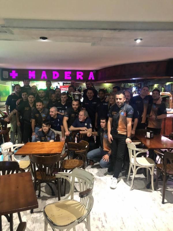 Un equipo del club de villar del &quot;+Madera&quot; de Cangas, en el local, antes de la pandemia.