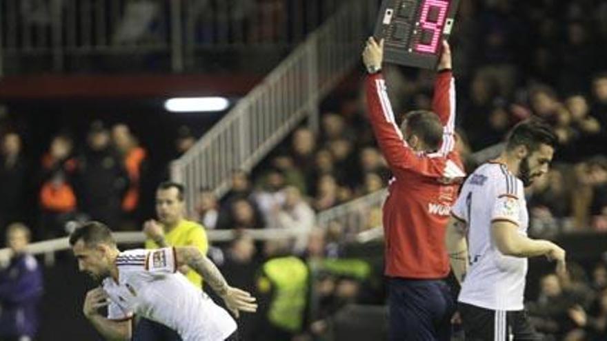 Alcácer sustituye a Negredo en un partido en Mestalla.