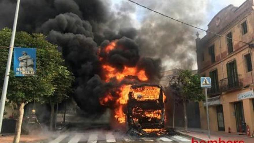 L&#039;autocar en flames, ahir al matí.