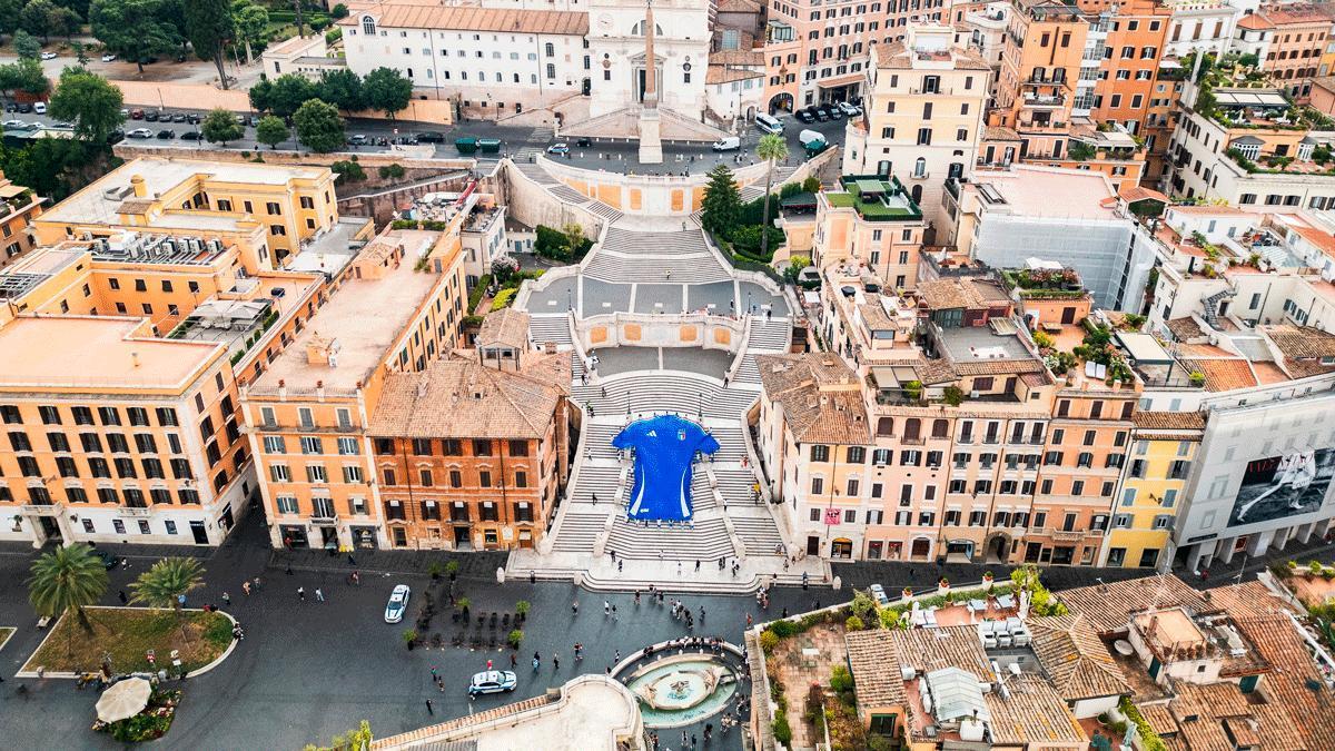 Despliegan una camiseta gigante de Italia en la Plaza de España de Roma