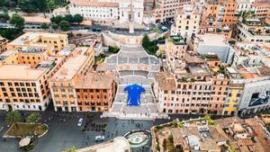 Despliegan una camiseta gigante de Italia en la Plaza de España de Roma