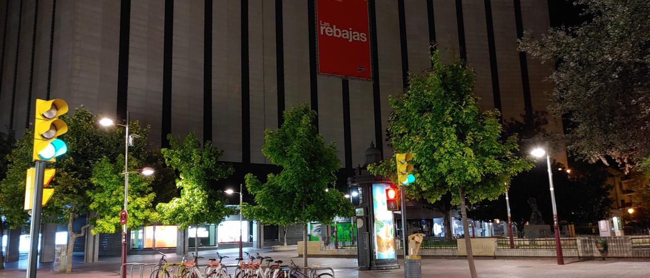 El Corte Inglés, con su iluminación exterior apagada, el lunes, antes de las 23.00 horas.