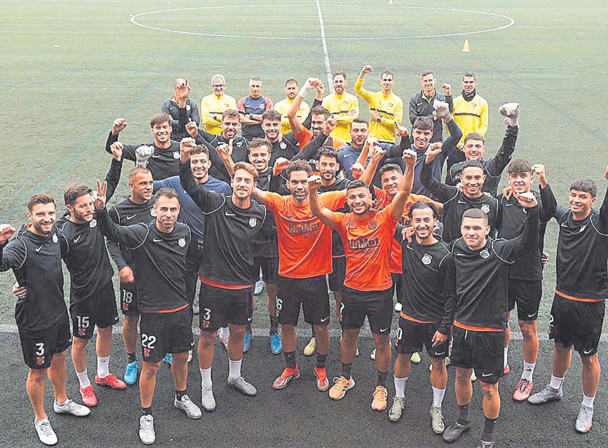 The coaching staff and players of Torrent Cf.