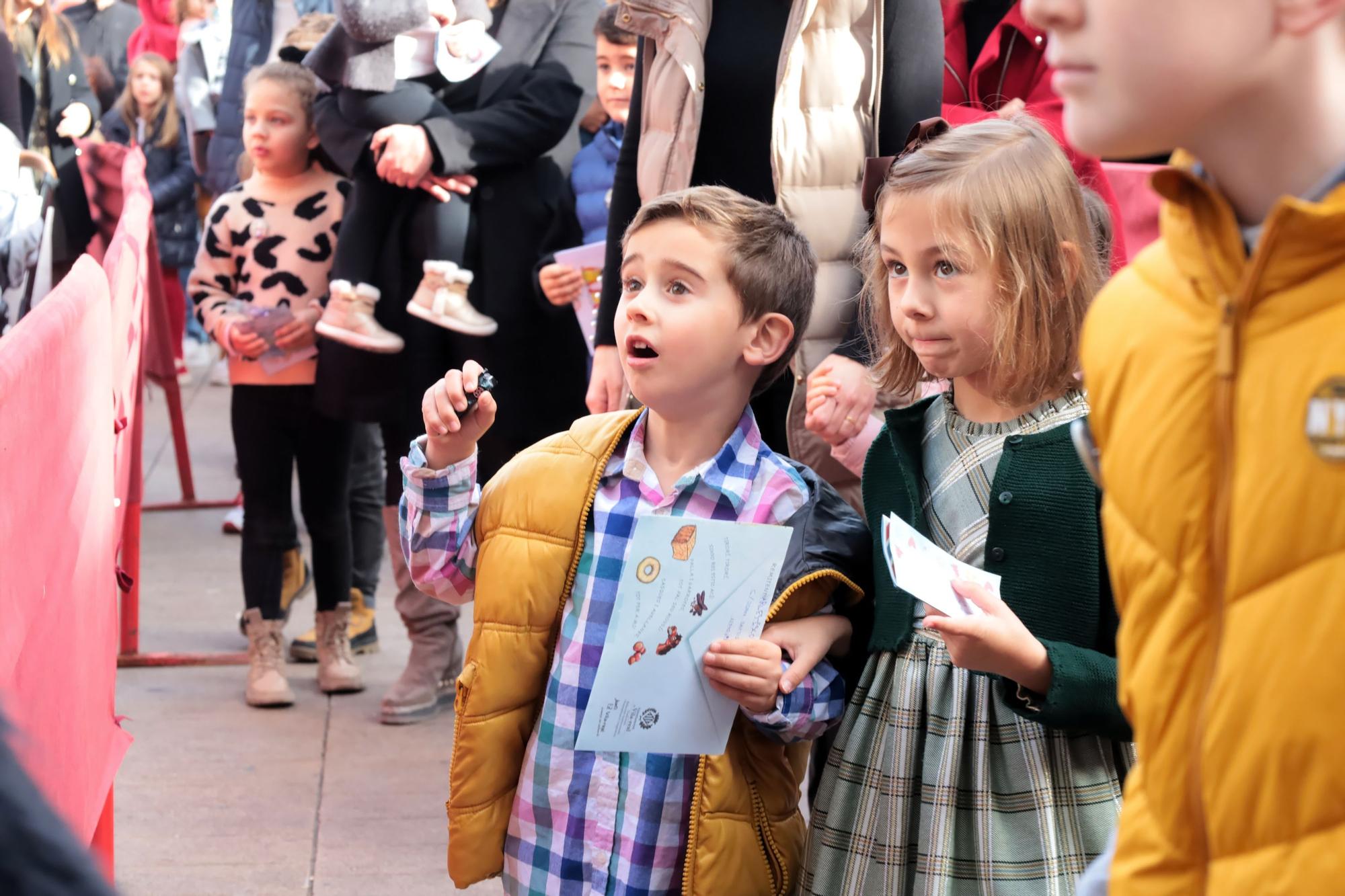 Multitudinaria entrega de las cartas de los niños de Vila-real a los pajes reales