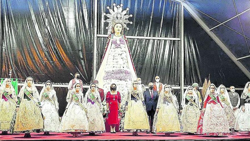 Las Fallas de Benicarló honran a la Virgen del Mar con una ofrenda floral