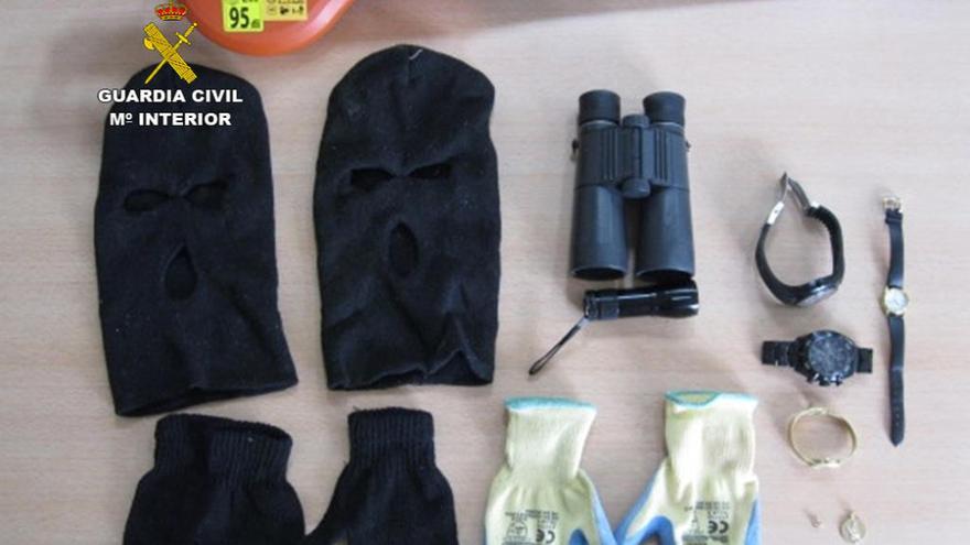 Pasamontañas, guantes y otros objetos que utilizaban los delincuentes para cometer los robos.