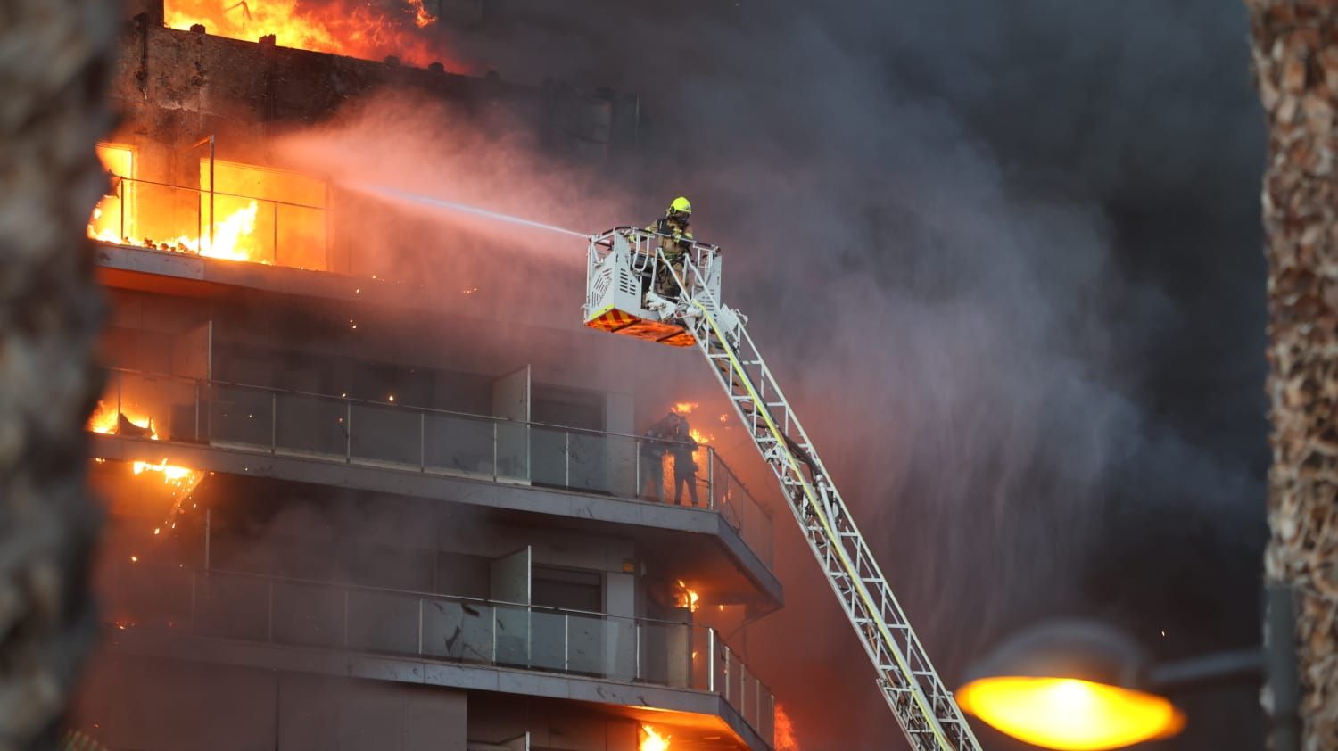 Un incendio devora un edificio en València