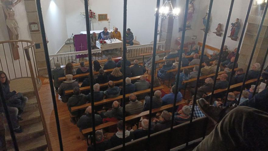 Acto informativo sobre la concentración parcelaria de Fermoselle, celebrada en la iglesia de Santa Colomba. | J. N.