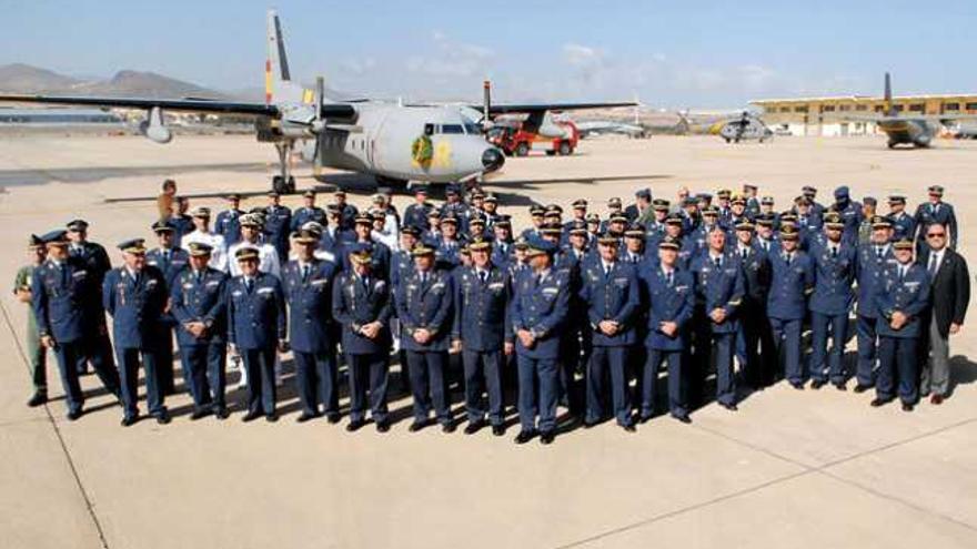 En primera fila algunos de los miembros de la cúpula del Ejército del Aire en Canarias y el Estado, ayer delante del Fokker 27 en la Base Aérea de Gando. | santi banco