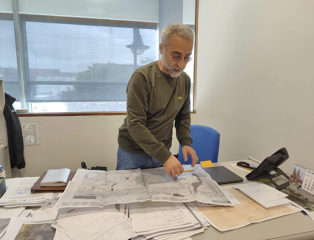 El concejal de Urbanismo de Cangas, Antón Iglesias, con los planos que llevó a Santiago. | SANTOS  ÁLVAREZ