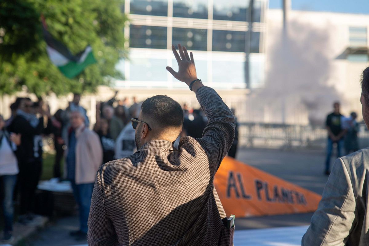 Ecologistas y activistas propalestinos protestan contra la feria Aviation Week en Barcelona