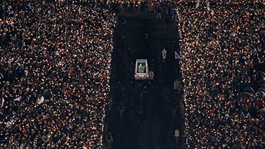 El Papa conmemora el aniversario de las apariciones de Fátima ante miles de personas