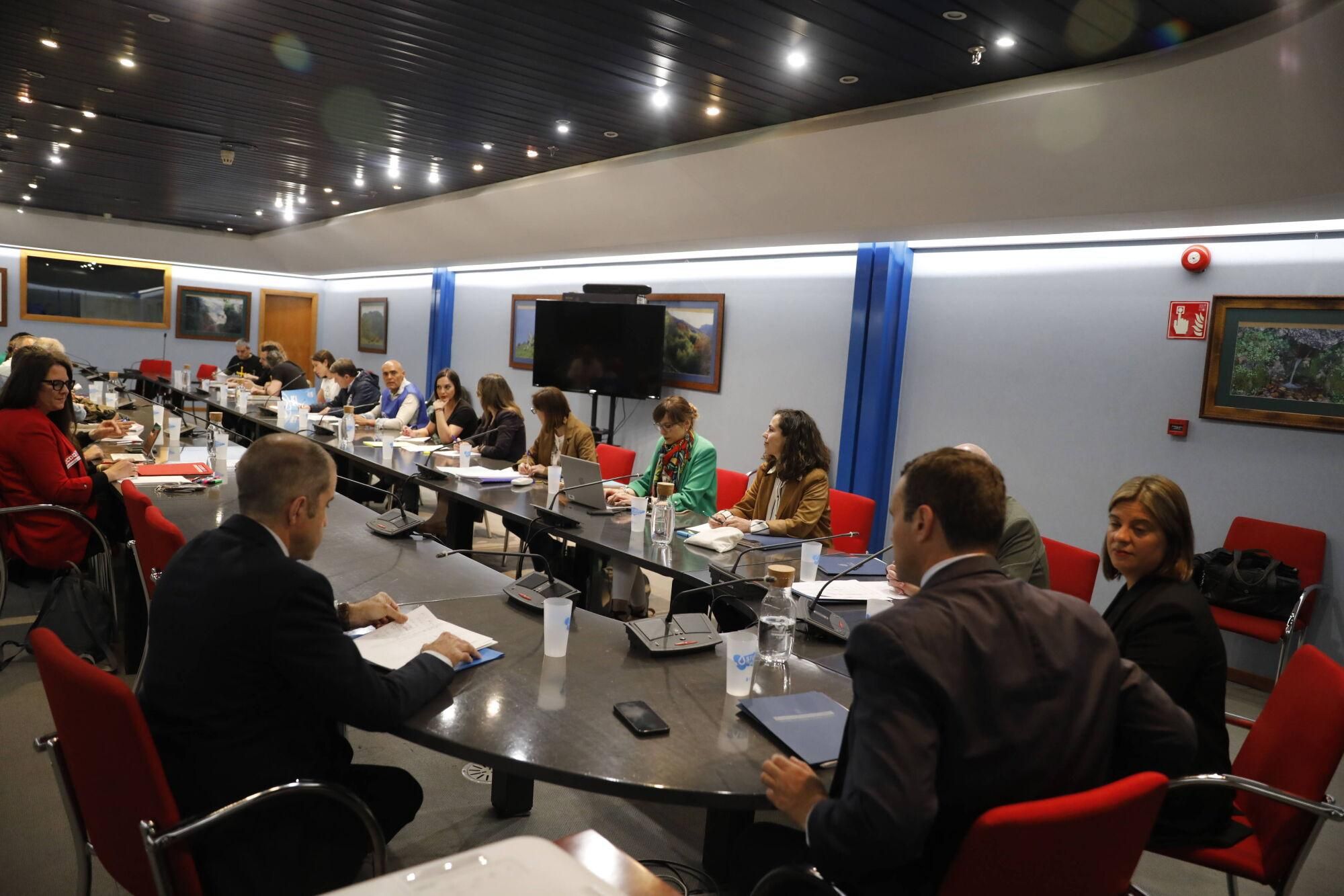Cientos de profesores se concentran en Oviedo mientras Gobierno y sindicatos negocian.