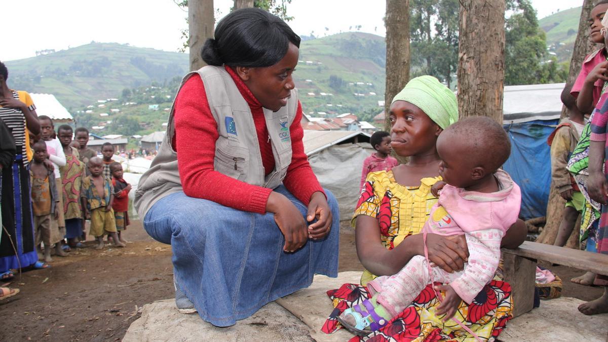 Miembros de una oenegé prestando ayuda a familias de refugiados del Congo.