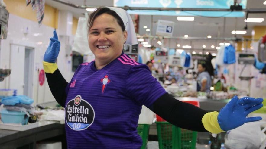 Una trabajadora de una plaza de abastos luce la nueva camiseta. // RCCelta