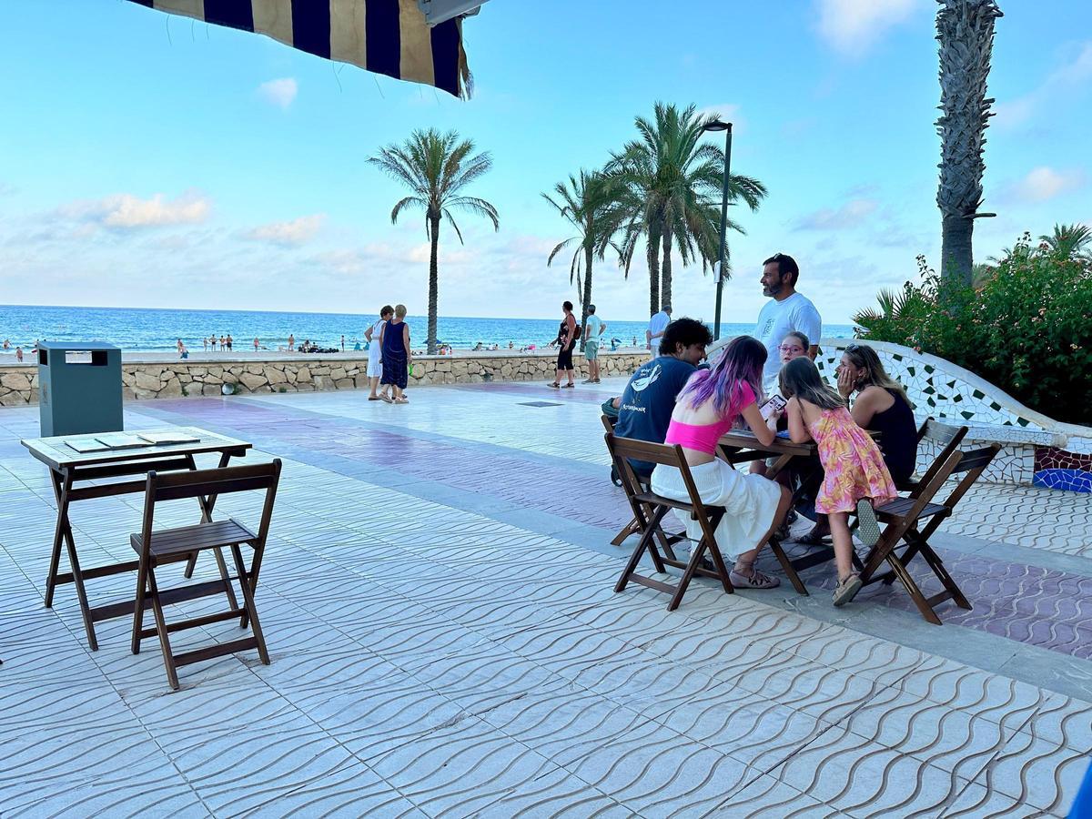 El mar y la lectura se juntan para las familias en El Campello