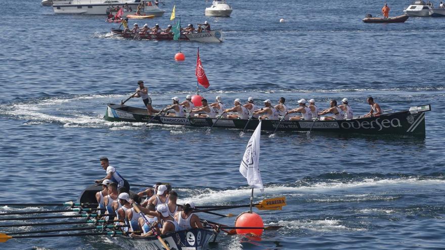 Una regata de traineras, perteneciente a esta temporada de la Liga Gallega, en Bueu. |  // JOSÉ LORES