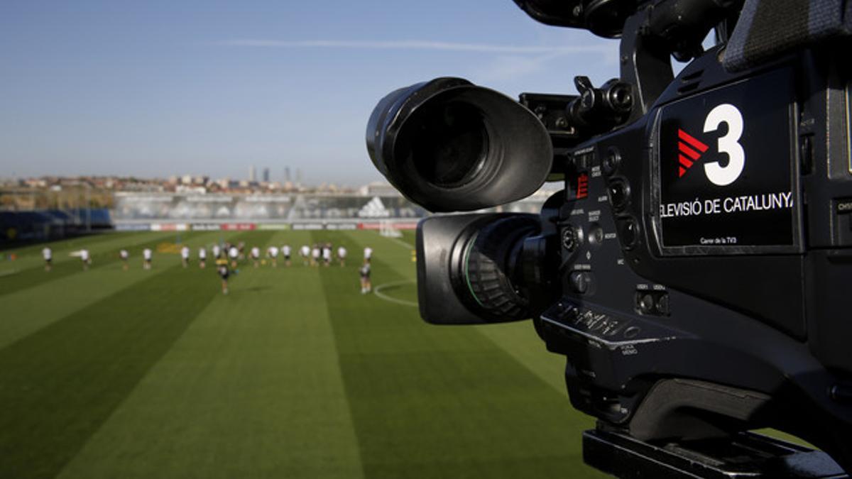 Una cámara de TV-3 graba un entrenamiento de fútbol.