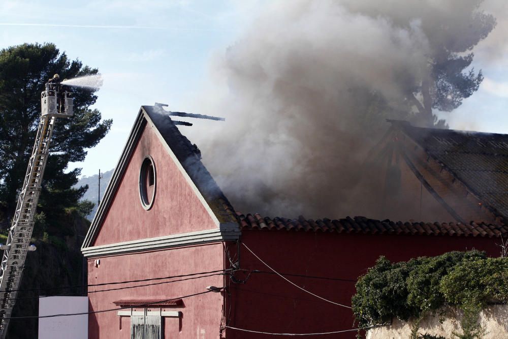 Incendi d''una nau a Sant Feliu de Guíxols prop de la sala Las Vegas.