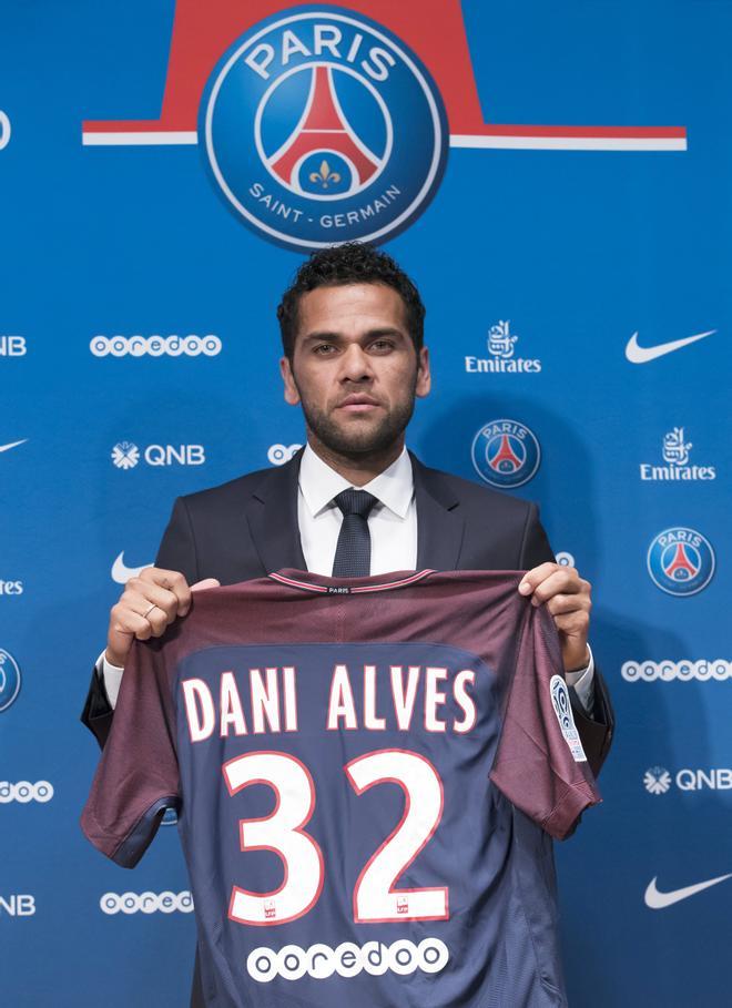 Dani Alves - Libre (2017-18).jpg