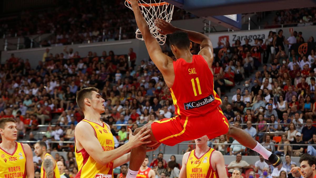 Sebas Saiz machaca el aro de Macedonia del Norte, en el partido en el Príncipe Felipe