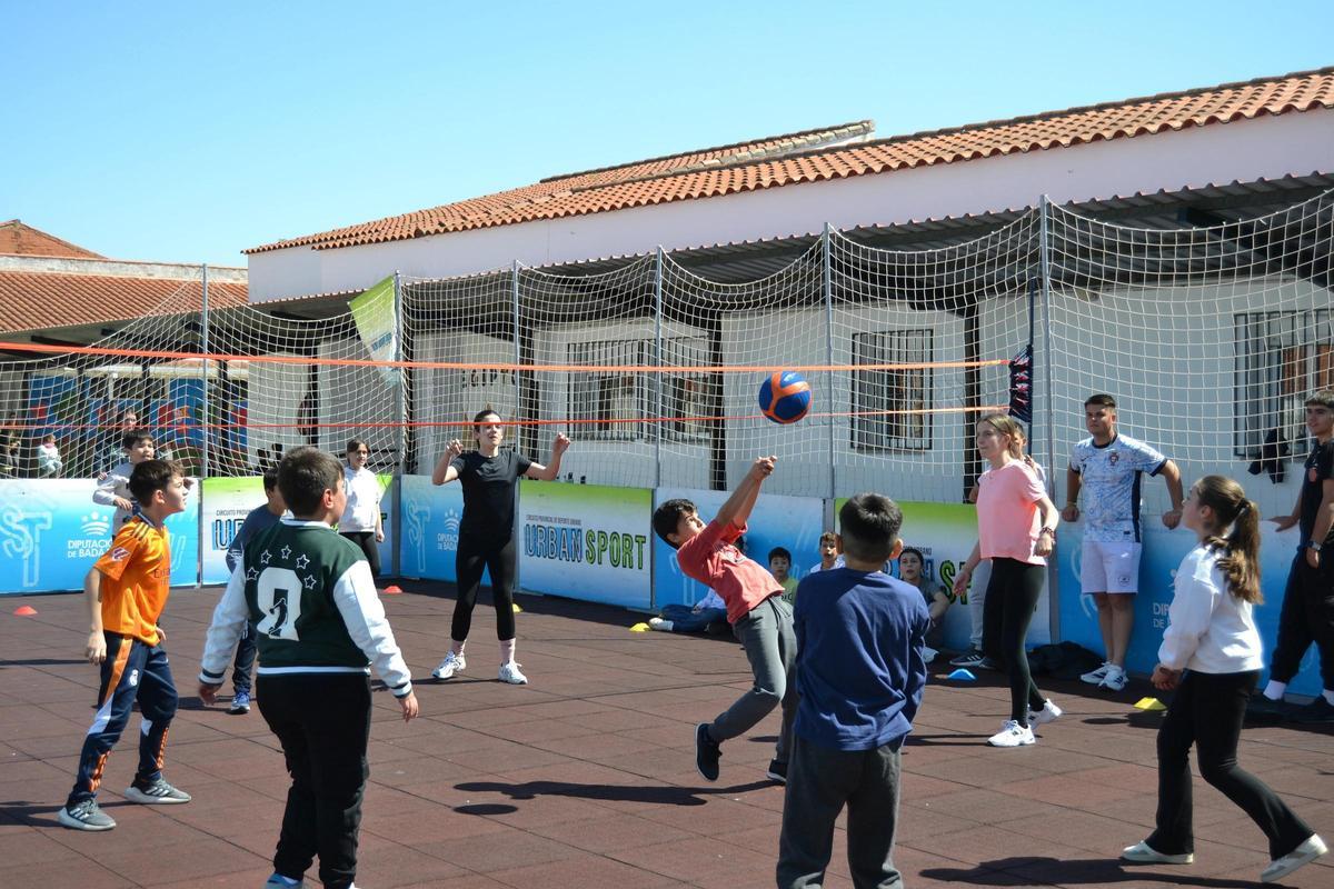 Un grupo de jóvenes practicando voley en una pista portátil.