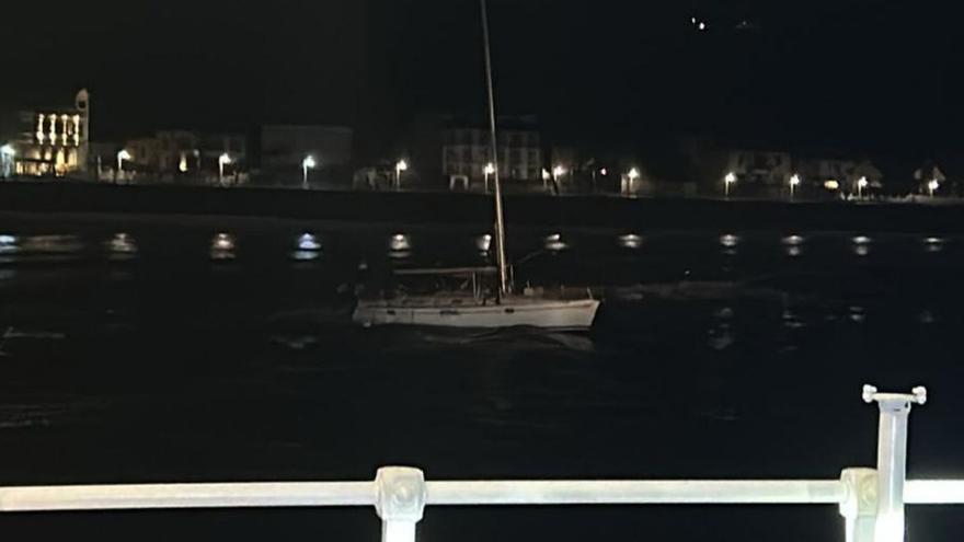 El velero varado en la bocana del puerto de Ribadesella. | CEDIDA A LNE