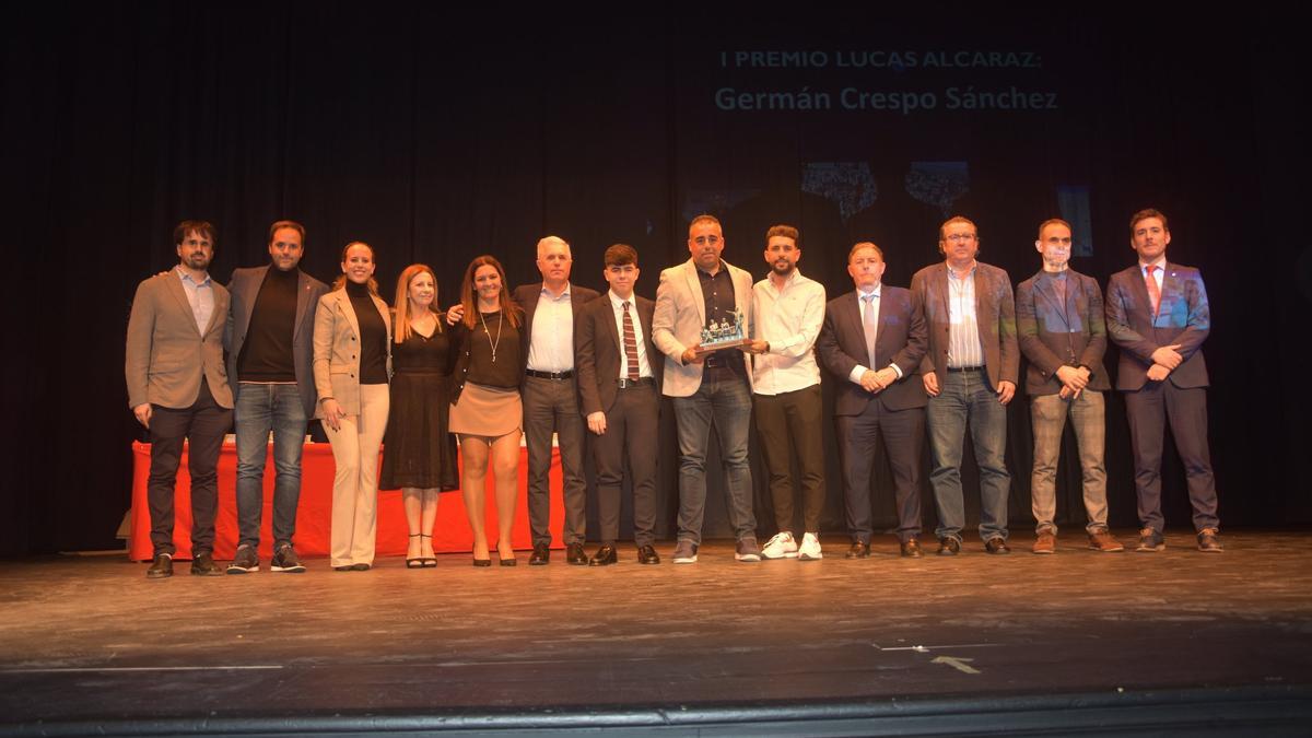 Galardonados por la RFAF en Granada, con Germán Crespo y Lucas Alcaraz hijo, en el centro de la imagen.