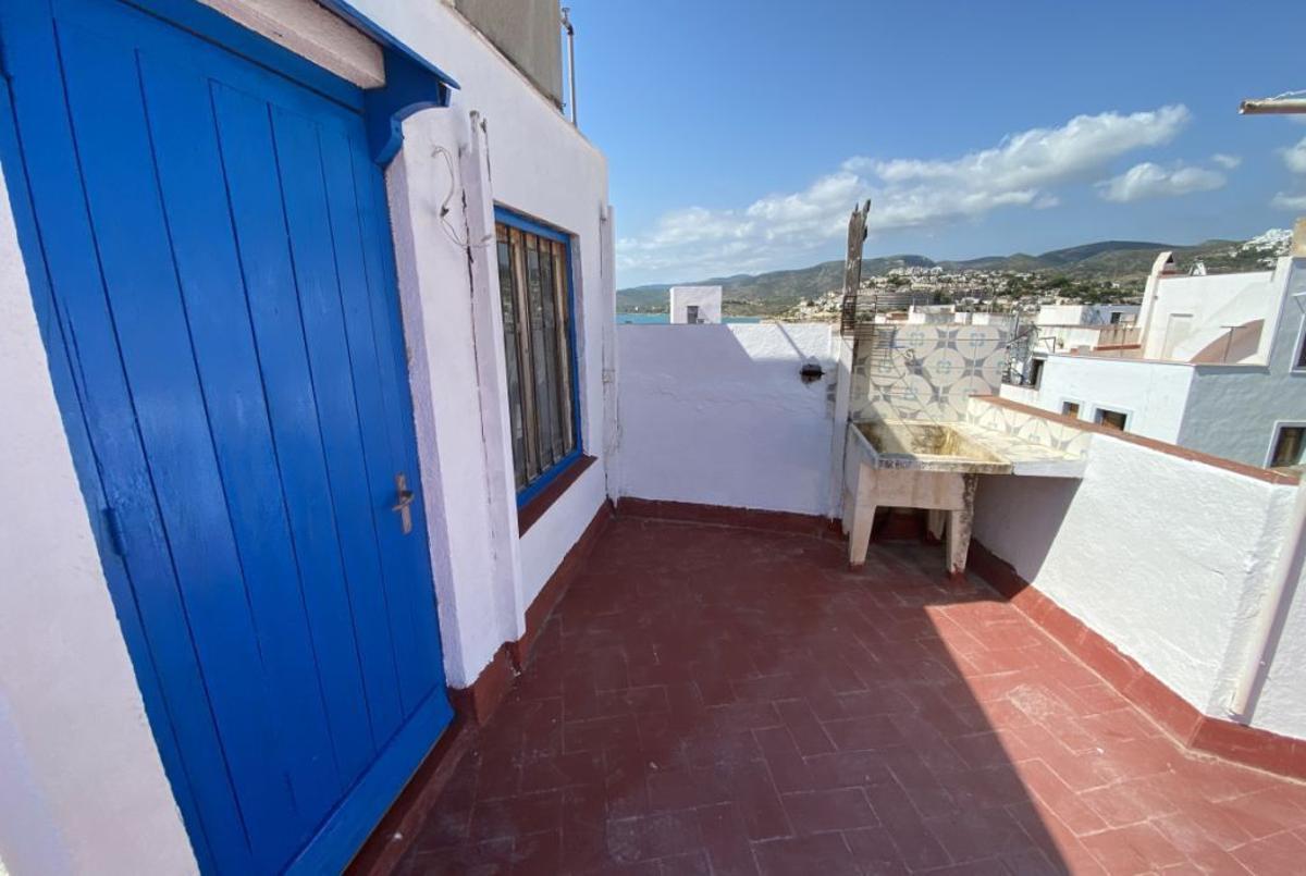 Las mejores fotos: Una casa de tres plantas y solárium sale a la venta en el casco histórico de Peñíscola