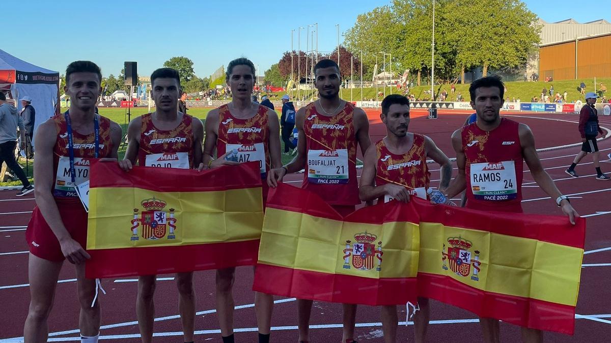 Carlos Mayo, el primero por la izquierda, junto al resto de la selección española.