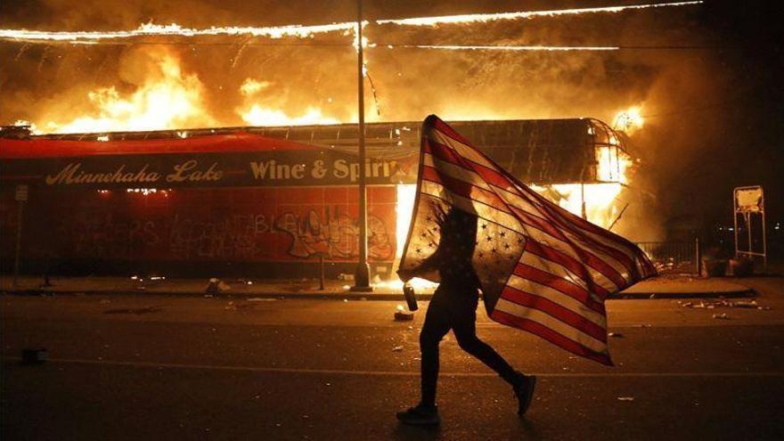 Las protestas y altercados contra la violencia policial se extienden por EEUU