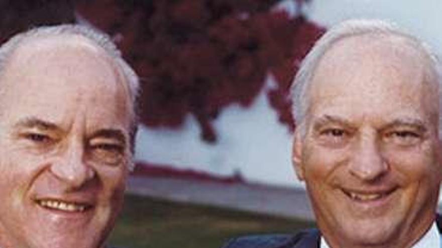 Henry Kravia (izquierda) y George Roberts.