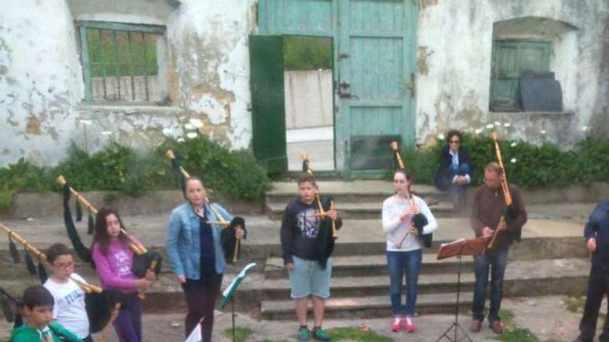 Los miembros de la banda, durante un ensayo.