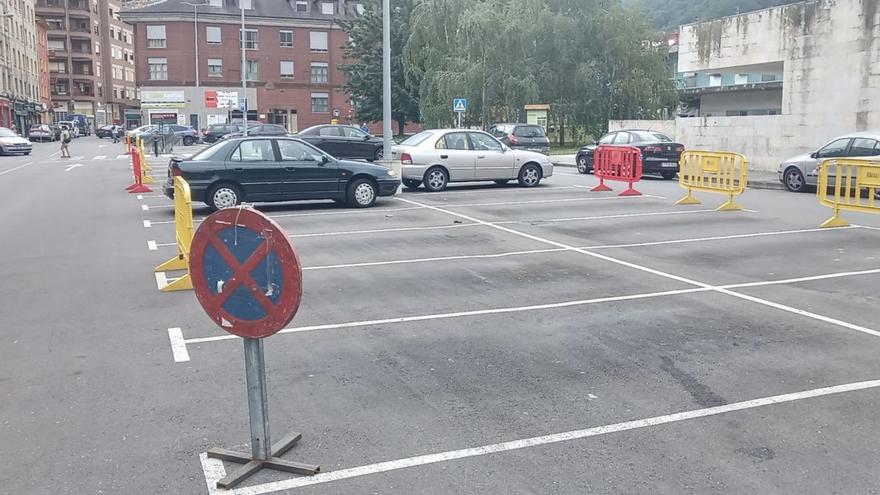 La zona acotada para l as atracciones infantiles, en el espacio del aparcamiento del centro de salud. | D. M.