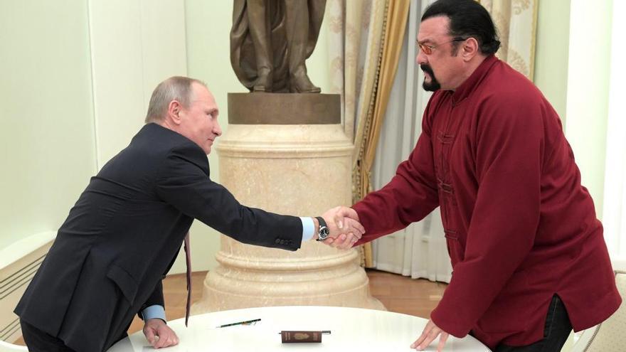 Putin estrecha la mano de Steven Seagal.