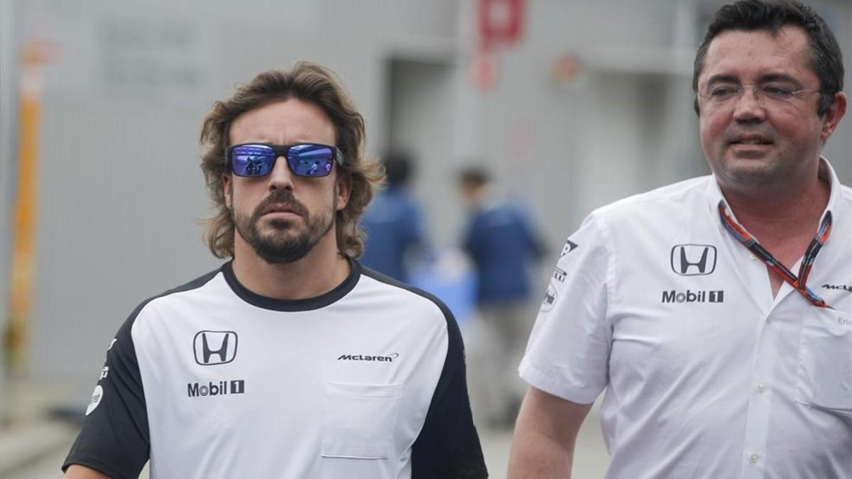 Alonso, junto a Eric Boullier, andando por el paddock de Suzuka en 2016