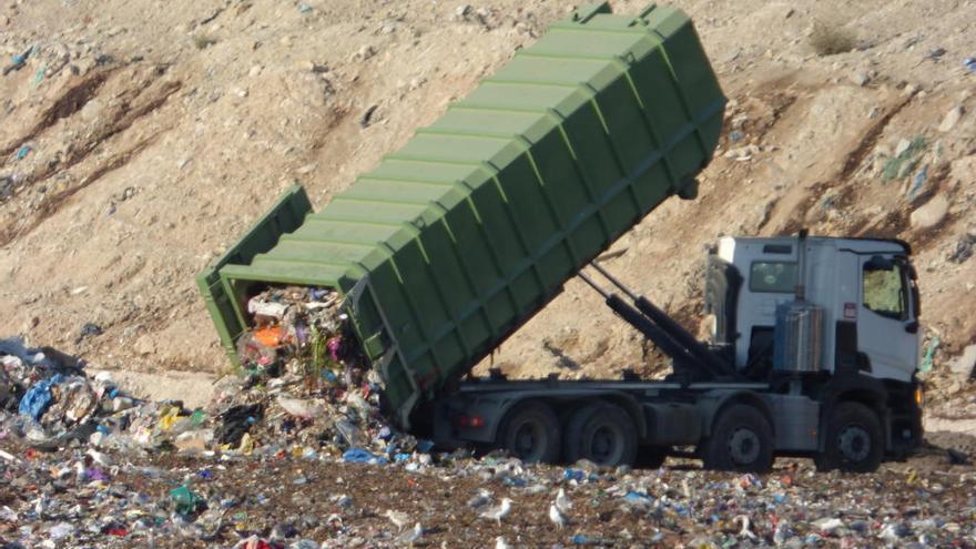 Un camión descarga basura en el vertedero alicantino de Fontcalent en una imagen de archivo