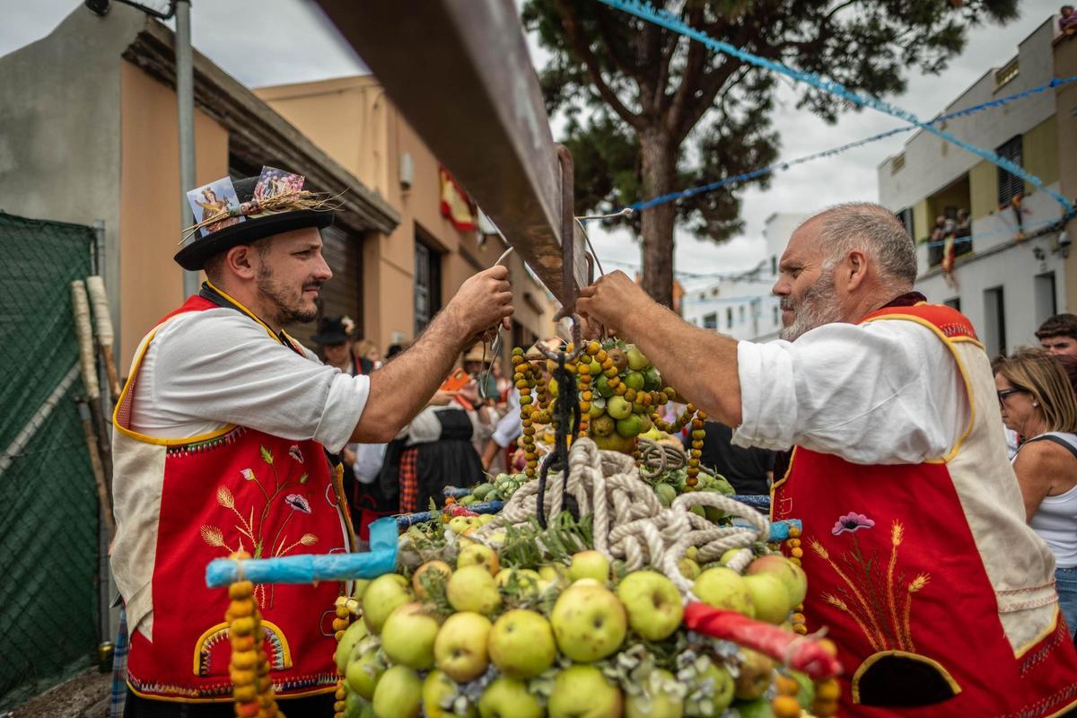 Subida de los cestos y bollos de Santa Bárbara (Icod de los Vinos)