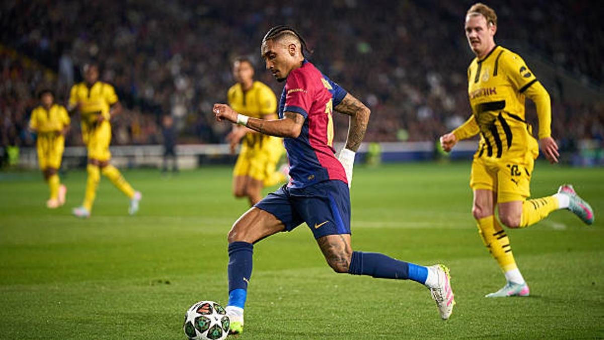 BARCELONA, SPAIN - APRIL 09: Raphinha of FC Barcelona runs with the ball during the UEFA Champions League 2024/25 Quarter Final First Leg match between FC Barcelona and Borussia Dortmund at Estadi Olimpic Lluis Companys on April 09, 2025 in Barcelona, Spain. (Photo by Manuel Queimadelos/Quality Sport Images/Getty Images)