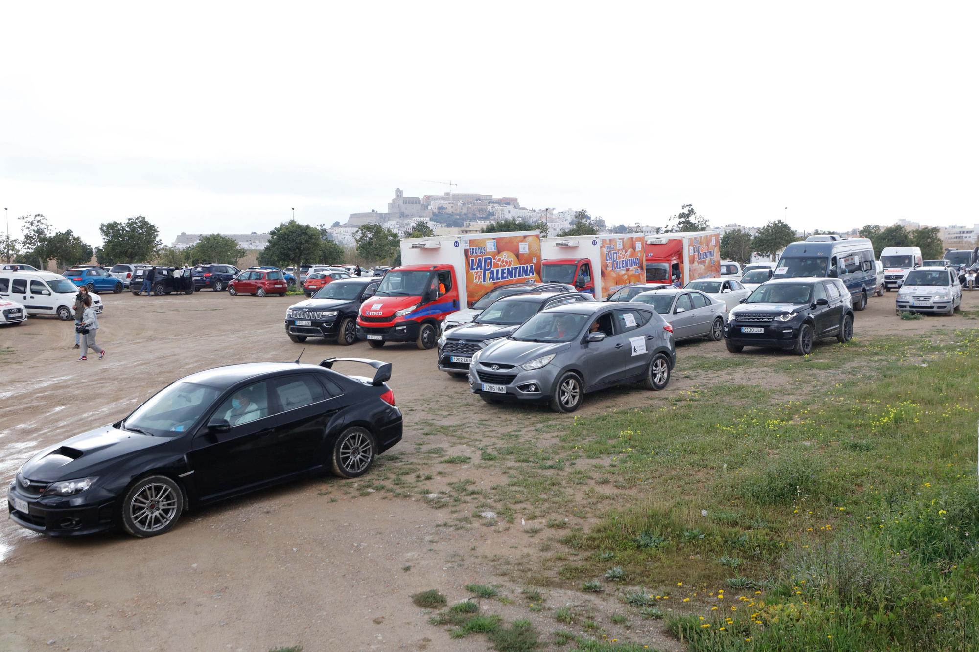 La manifestación motorizada de las patronales de Ibiza congrega a 120 vehículos