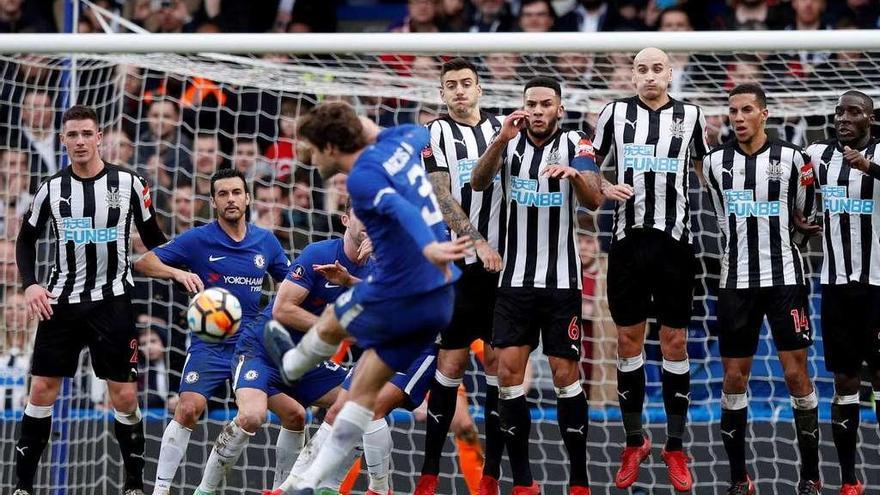 Marcos Alonso lanza una falta en el partido de ayer contra el Newcastle.