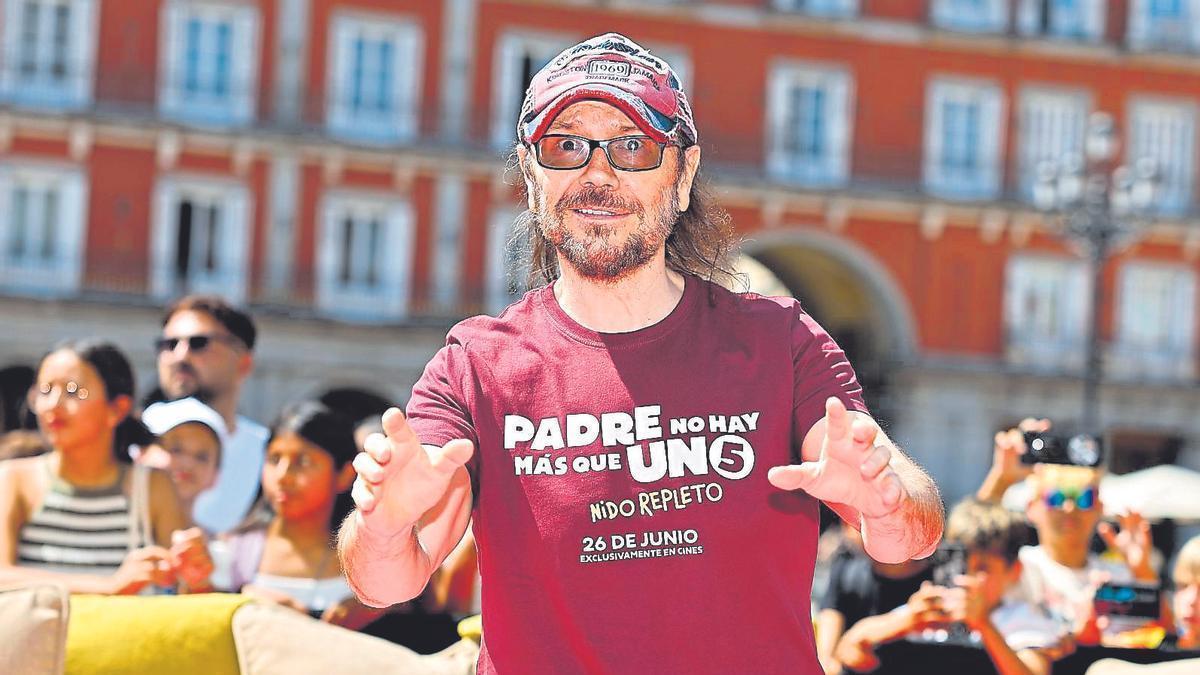 El actor y director  Santiago Segura posa  durante el pase gráfico  de la película  ‘Padre no hay más que uno 5’