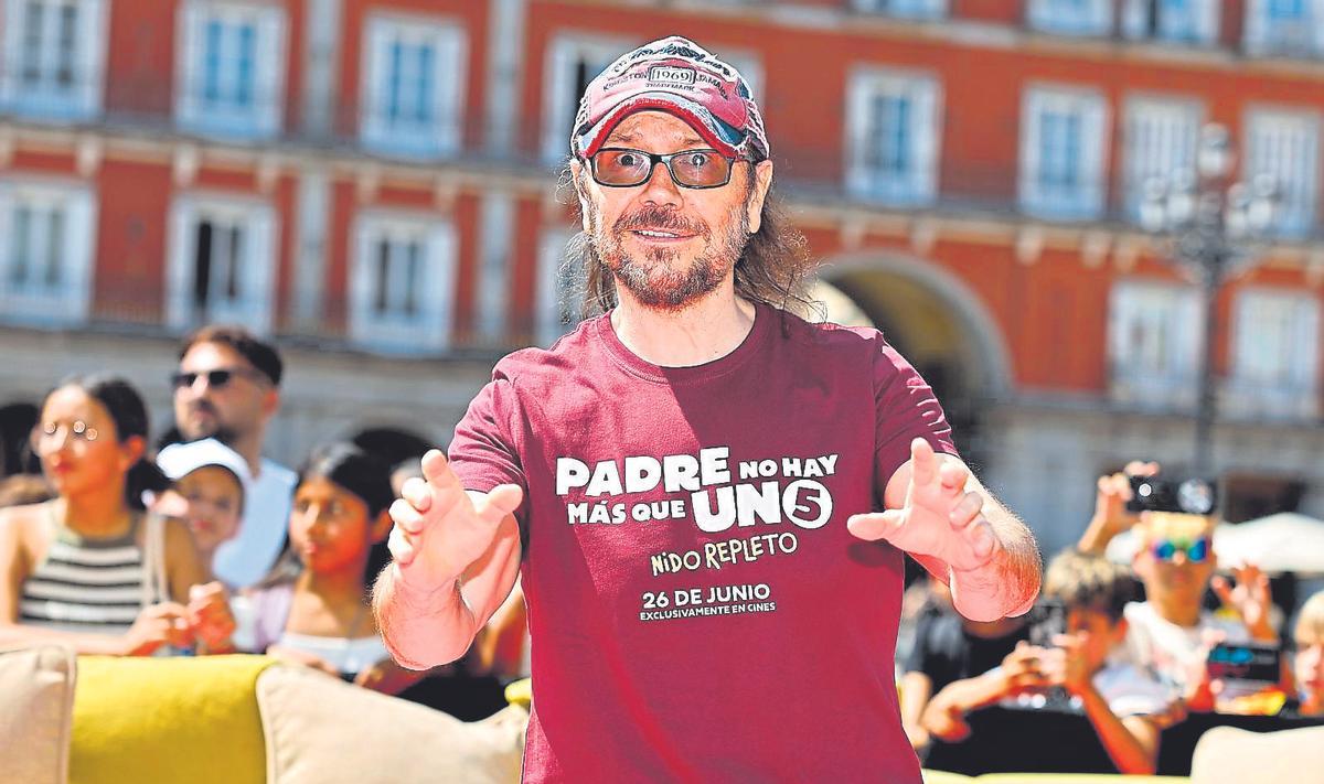 El actor y director  Santiago Segura posa  durante el pase gráfico  de la película  ‘Padre no hay más que uno 5’