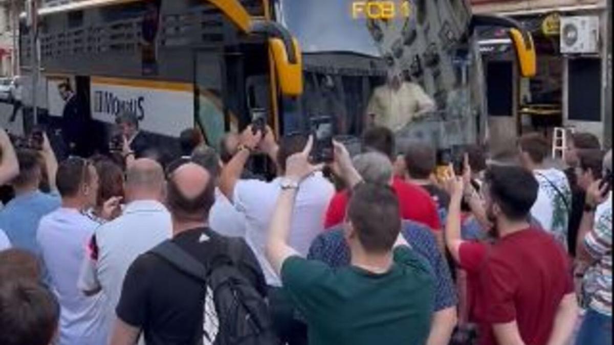 Aficionados del Real Madrid increpan al autobús del Barcelona a su llegada al WiZink Center