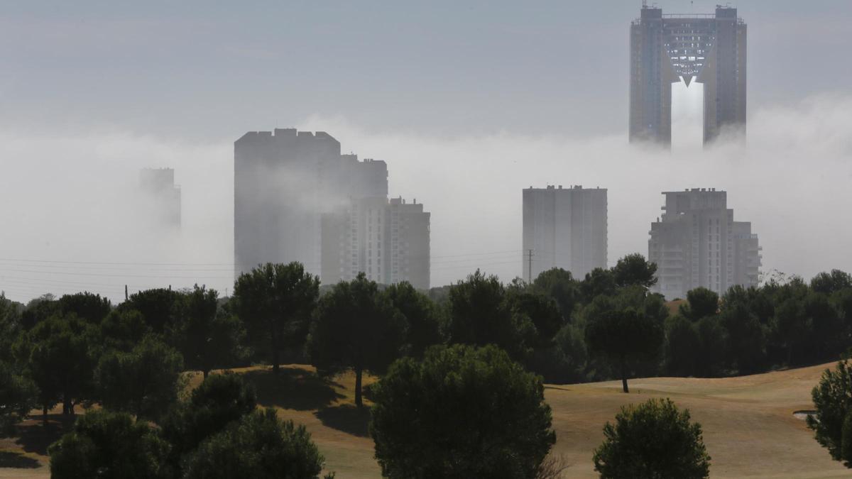 La niebla devora los rascacielos de Benidorm