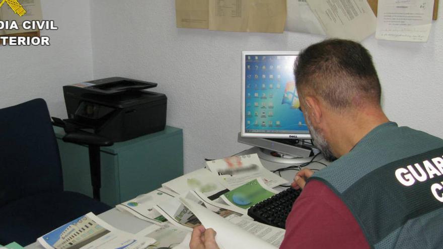 La Guardia Civil examinando la documentación de la denuncia por las presuntas estafas.